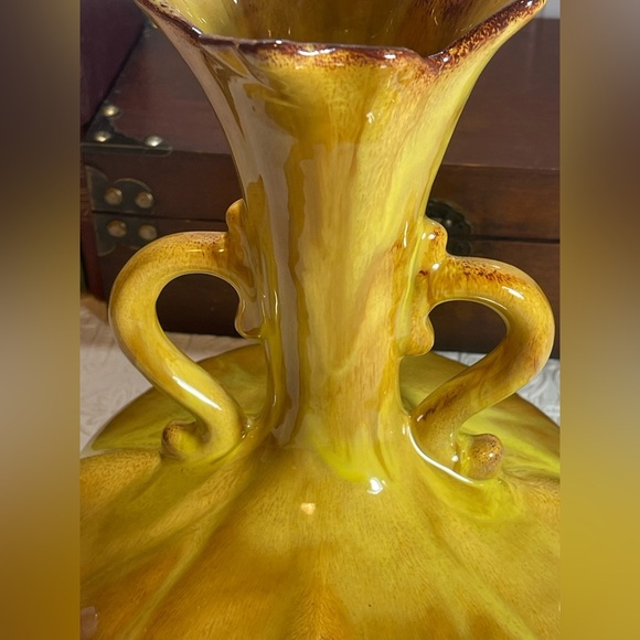 Vintage MCM Blue Mountain Pottery 2 Handle Vase Glossy Yellow & Brown Glaze - Picture 9 of 16